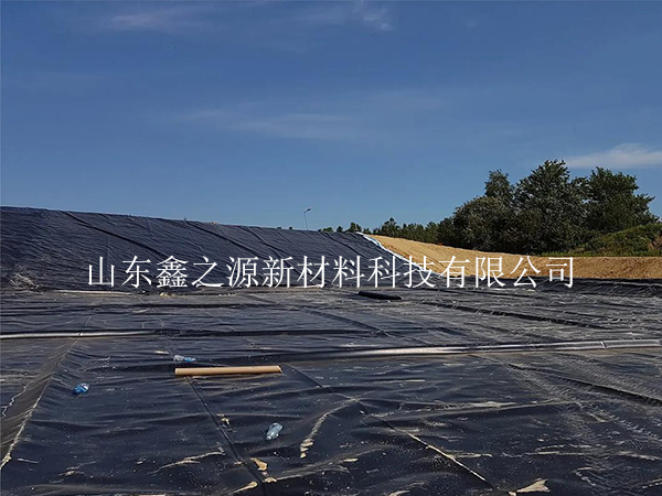 養(yǎng)殖新紀(jì)元：防滲膜覆土的綠色妙用，繪就生態(tài)養(yǎng)殖新畫卷