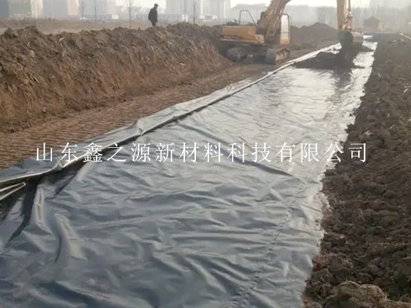魚塘防滲膜鋪設(shè)新策略：簡約高效，質(zhì)量為先