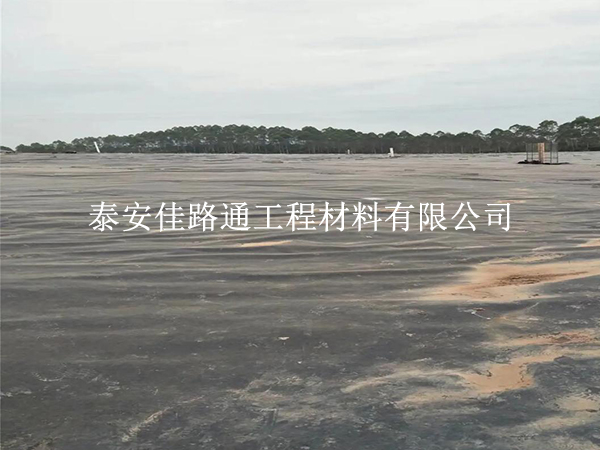 沼氣池黑膜運(yùn)輸“三字訣”：穩(wěn)、護(hù)、查